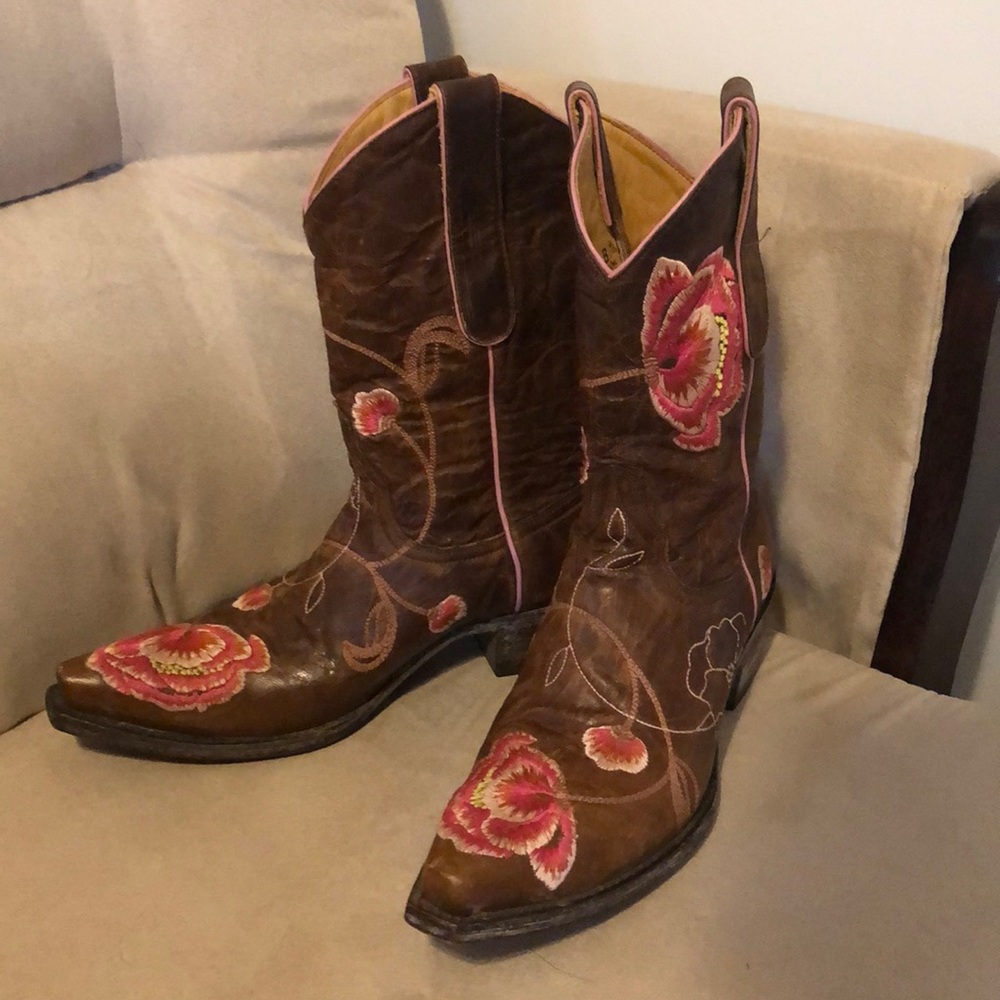 Old Gringo cowgirl boots.
